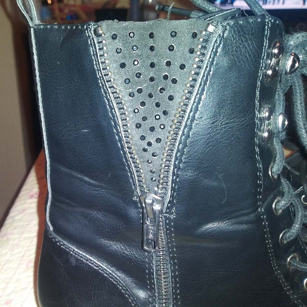 Boots - Picture 3 of 5